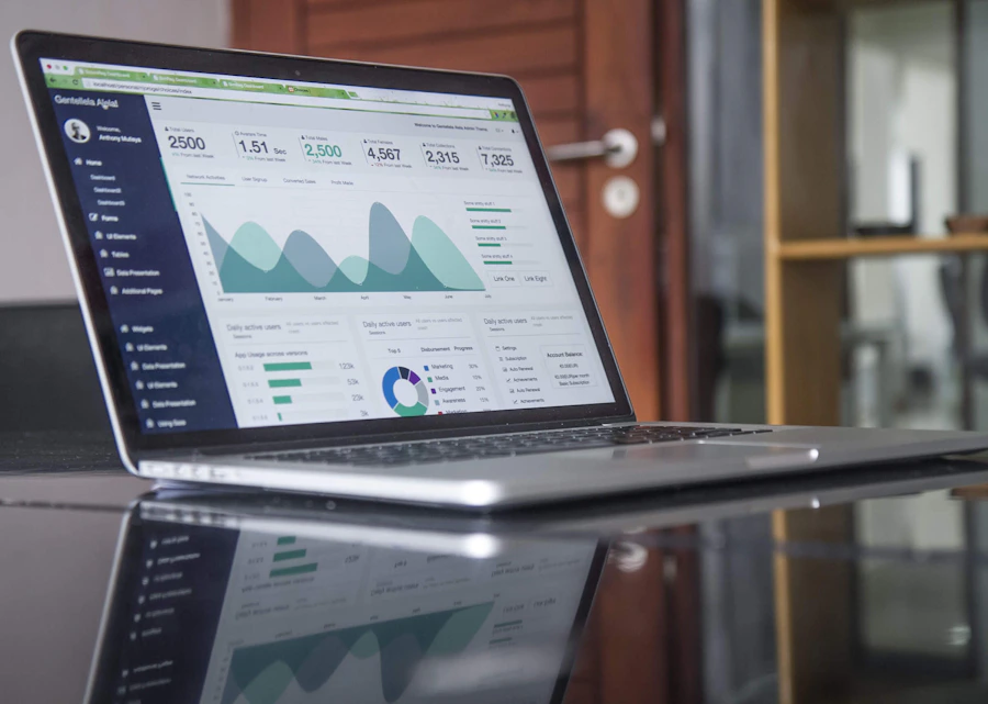Tela com gráficos analíticos, em ambiente sóbrio de escritório